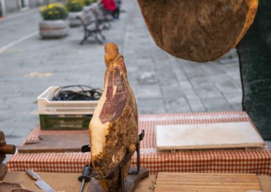 İtalyan jambonu kesmeye hazır.