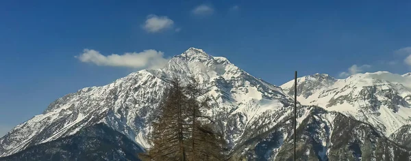 Muy bonita montaña en invierno — Foto de Stock