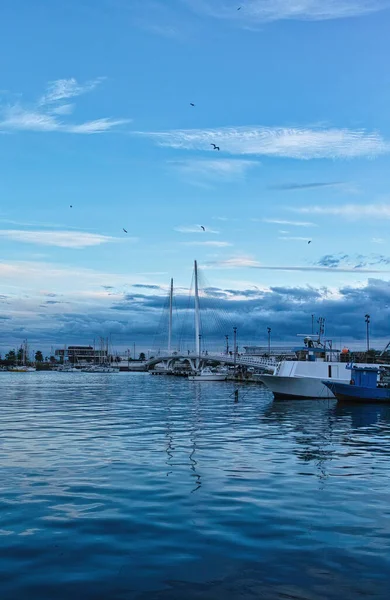 Дуже гарний вид на гавань для рибальського човна і човна в ла-Спес — стокове фото