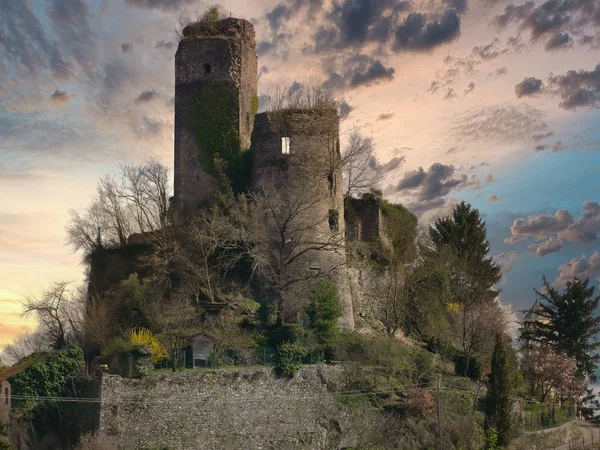 Crumbling m castello abbandonato in un prato in italia — Foto Stock