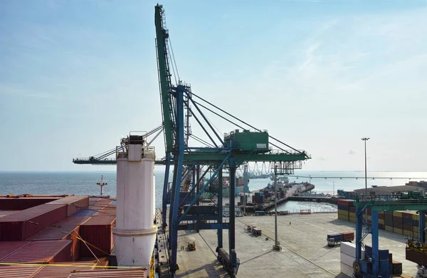 Grande navio contêiner no porto de libreville no gabão África Ocidental — Fotografia de Stock