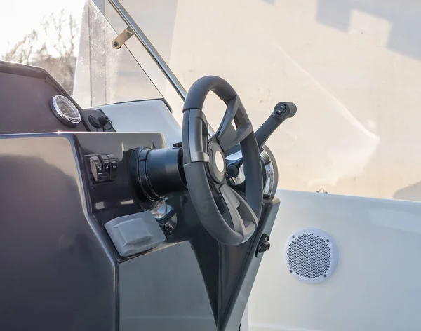 Панель приладів і рульове колесо моторного човна — стокове фото