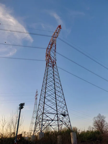 拉斯佩齐亚草地上的一座大电塔 — 图库照片