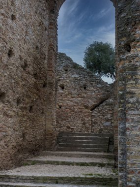 Roma harabeleri - Catullus Grottoes Garda Gölü yakınında - Sirmione, İtalya