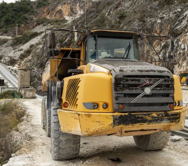Carrara, İtalya 'da bir mermer ocağının içine büyük bir boşaltma detayı.