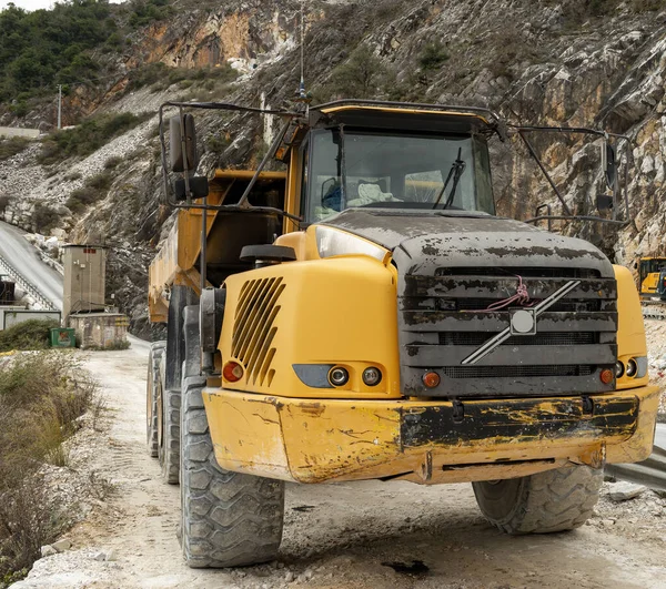 Carrara, İtalya 'da bir mermer ocağının içine büyük bir boşaltma detayı.