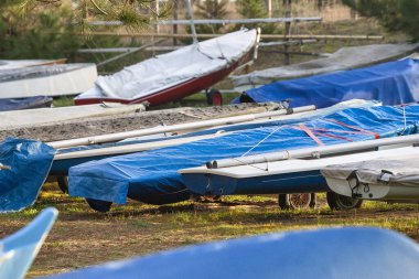 Bir sürü lazer yelkenli teknesi kibrit partisi için hazır.