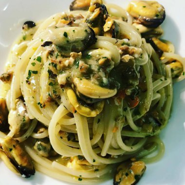 Restoranda midyeli spagetti.