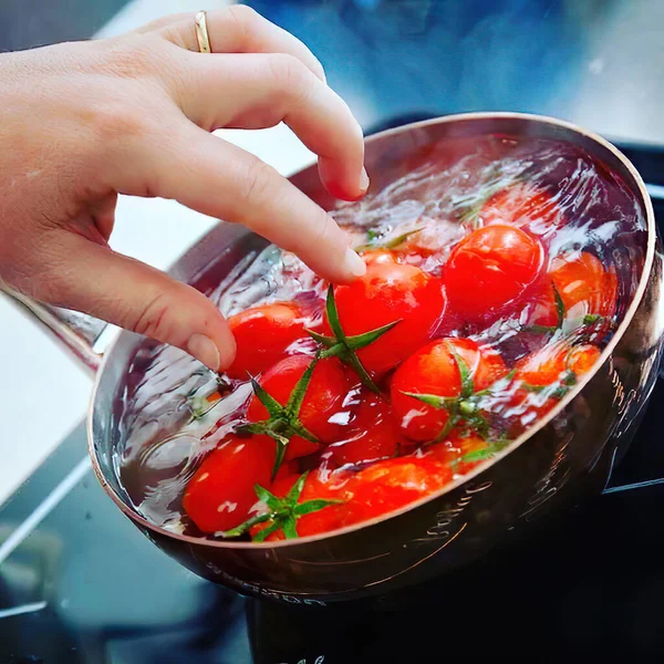 Szef Kuchni Gotowanie Pomidorów Garnku Miłości — Zdjęcie stockowe