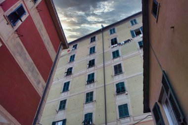 Manzaralı Akdeniz Riviera Sahili. İtalya 'nın Liguria kentindeki Camogli kasabasının panoramik manzarası