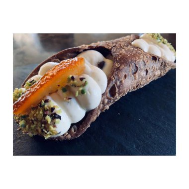 Cannolo, tipik Sicilyalı ricotta tatlısı. 