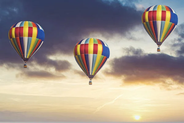 空に浮かぶとても美しい熱気球は — ストック写真
