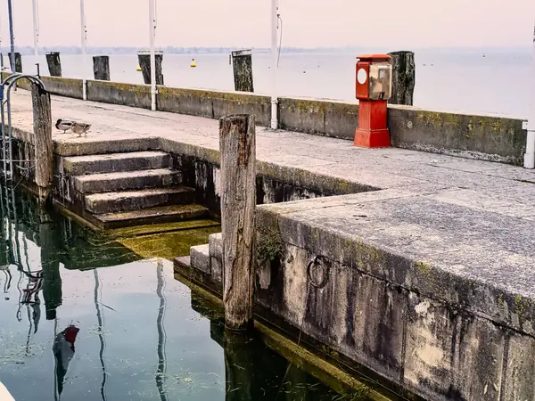 Çok Güzel Bir Sirmione Manzarası Garda Gölü Ndeki Küçük Bir — Stok fotoğraf