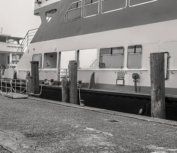 登萨诺的加尔达渡船湖 伦巴第 — 图库照片