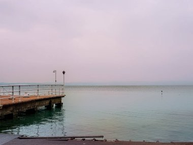 Çok güzel bir sirmione manzarası Garda Gölü 'ndeki küçük bir köy.