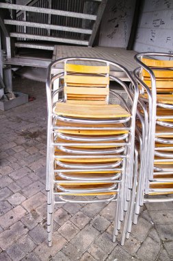Restoranın yanında metal sandalyeler var. 
