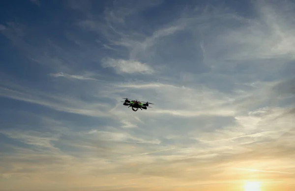 Drone Che Vola Contro Cielo Blu Una Cava Marmo — Foto Stock