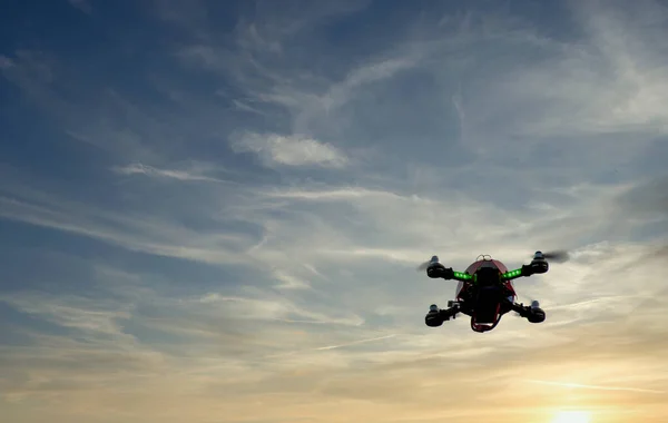Drone Che Vola Contro Cielo Blu Una Cava Marmo — Foto Stock