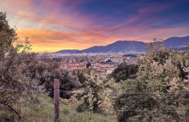 La Spezia 'nın havadan görünüşü İtalya' da güzel bir kasaba