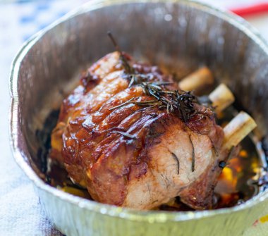 Lezzetli kuzu pirzolası ve sebze.