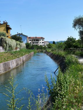 Sarzana ve Santo Stefano arasında Lunense adında bir kanalın yanında güzel bir bisiklet yolu var.