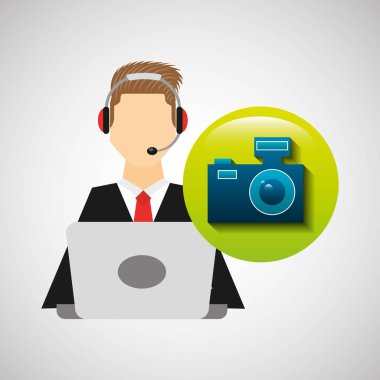 karakter adam kulaklık bilgisayar ile fotoğraf makinesi