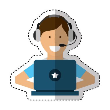 dizüstü çağrı merkezinde çalışan kişi