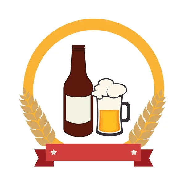 Emblema de color con botella de cerveza — Vector de stock