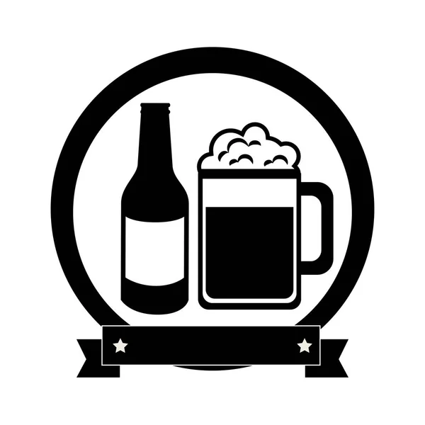 Monochromes Emblem mit Bierflasche und Glas — Stockvektor