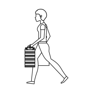 Alışveriş çantalı genç kadın.