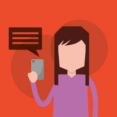 Metin yazma ve kelime balonları mesajı gönderme smartphone tutan kadın