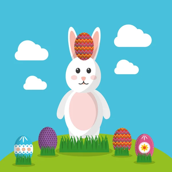 Пасхальный кролик с украшенным яйцом на голове — стоковый вектор