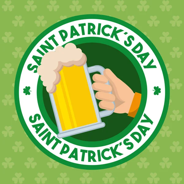 St patricks ημέρα σήμα χέρι κρατά κρύα μπύρα — Διανυσματικό Αρχείο