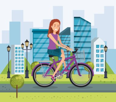 Parkta bisikleti olan genç bir kadın.