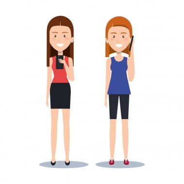 şirin kızlar onların akıllı telefonlar mutlu gülümseyerek kullanarak ayakta