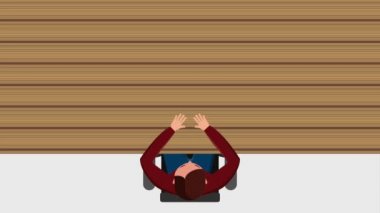 bir laptop oturma sandalye ahşap masa üzerinde kahve Kupası levha ile çalışan adam