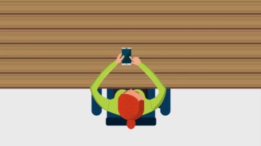 ile smartphone masada oturan kadın