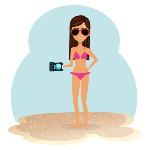 Jovem mulher na praia com câmera — Vetor de Stock