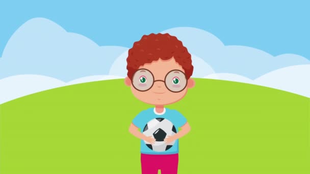 Menino bonito com personagem de balão de futebol — Vídeo de Stock
