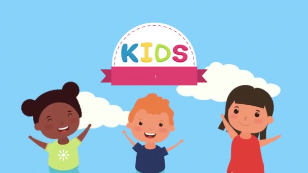 Kleine gemischtrassige Kindergruppe mit Schriftzug in der Kinderzone — Stockvideo