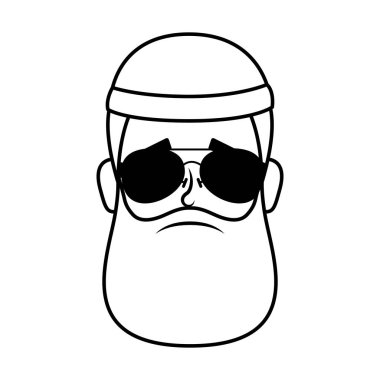 Sakallı ve güneş gözlüklü motosikletli adam.