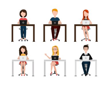 Bir grup iş adamı dizüstü bilgisayarlarıyla masada.