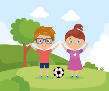 Futbol topuyla parkta sevimli çocuklar.