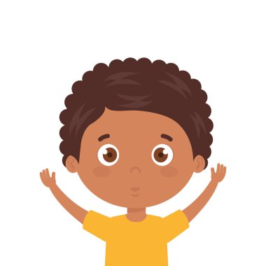 Beyaz arka planda gülümseyen çocuk