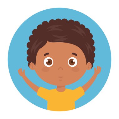 Yakışıklı çocuk elleri havada gülümsüyor.