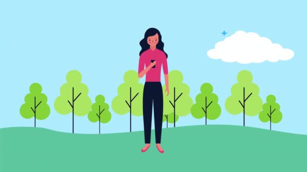 Junge Geschäftsfrau mit Smartphone im Einsatz — Stockvideo