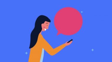 İş kadını konuşma baloncuklu akıllı telefon kullanıyor