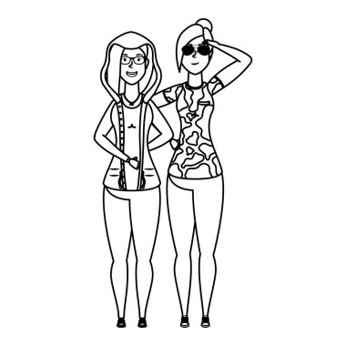 Askeri kıyafetleri ve kız karakterleri olan genç bir kadın.