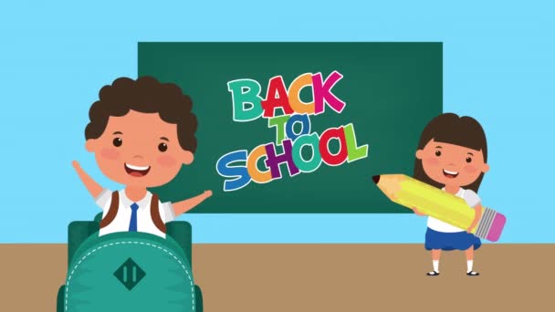 De volta à temporada escolar com crianças e quadro-negro — Vídeo de Stock