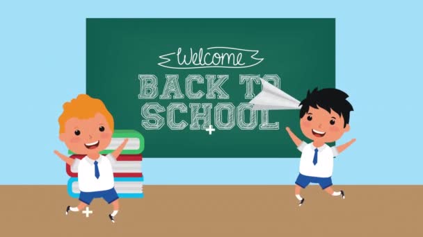 Volver a la temporada escolar con niños y pizarra — Vídeo de stock